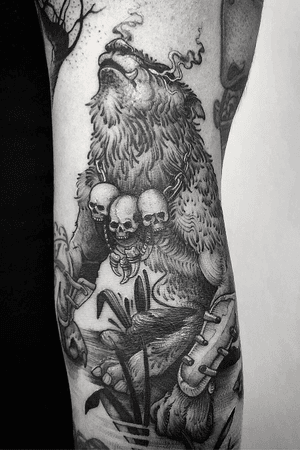 • Details of this hombre lobo • #werewolf #skulls #skullnecklace #taniamaia #tatuagem 