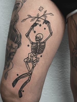 a dancing skeleton with acacia leaves on Kim #skeleton #skeletontattoo #acacia #dancingskeletons #linework #lineworktattoo #symbolic #mxatattoo #monsteralphabet