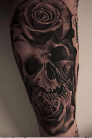 I will never get tired of tattooing skulls and roses #blackandgrey #realism #surrealism #rose #skull 