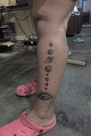  #tattoo #tatuaje #design #tattoostyle #tatuajespequeños #tattooart #tattoodesign #planet #blackandwhite #puntillismo 