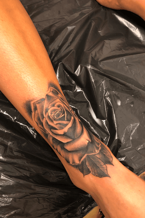 Realistic rose, solid shading. Very clean!