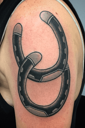 Simple clean and classic just the way I like’m. #horseshoe #traditional #blackwork 