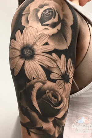 #tattooartist #tattoo #tattoos #tattooartists #tattooart #tattooartwork #tattooblog #tattooblackandgrey #blackandgrey #tattoo #inked #ink #inkedgirl #inkedmag #flowers 