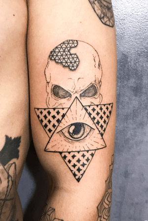 O olho que tudo vê #blackwork, #caveira #tattoo #tatuagem #piramid #sp 