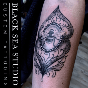 Did this sweet tattoo two weeks ago! Thank u @melissadam123 -Info/appointments: 📬 info@blackseastudio.nl☎ +31(0)6 34 97 24 98🏠 Voorstraat 18, Woerden, The Netherlands 💻 www.blackseastudio.nl-#blackseastudio #blacksea #zwartezee #woerden #woerdy #utrecht #thenetherlands #tattoo #tattoos #tattooedpeople #tattooed #realism #bee #beetattoo #blackandgreytattoo #ink #inked #tattoosofinstagram #tattoooftheday #tattooartist #tattooarts #solnova #intenzetattooink #critical #criticaltattoo #criticaltattoosupply #cheyennesolnova #tattooland #tattoobon