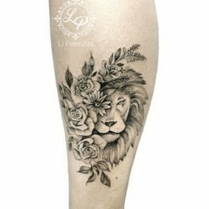 Leão exclusivo! Arte criada especialmente para a Cassiana @li.pessutto #lipessutto #leaotattoo #leao #lion #liontattoo #blackandgrey #finelinetattoo #tatuagemfeminina #tatuagemdelicada #delicatetattoo 