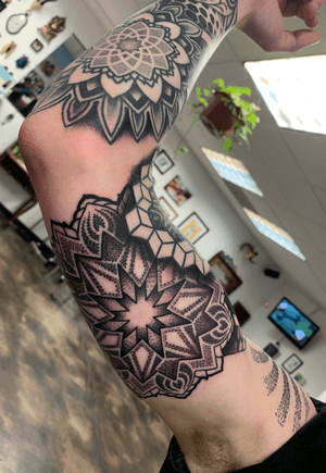 Fun geometric piece I put on my client that is nearing the end of his sleeve. #geometric #geometrictattoo #dots #whipshading #Black #ornamental #ornamentaltattoo #bishoprotary #silverbackink #truegrips #stencilstuff #sleeve #almostfinished 