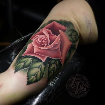 Tattoo by Liz Venom #LizVenom #valentinesdaytattoos #valentinestattoos #valentinesday #valentines #love #realistic #realism #rose #flower #floral #leaves #color