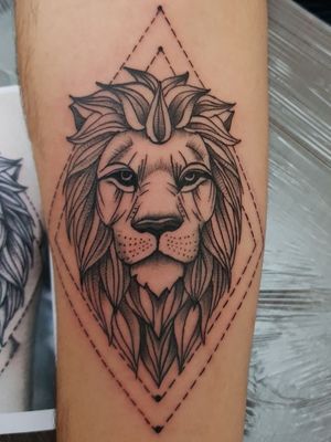 New tattoo work#lion #liontattoo #lineworktattoo #dotworktattoos 