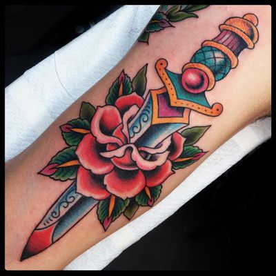 Dagger tattoo #daggertattoo #rose #rosetattoo #traditional #traditionaltattoo #classictattoos #oldschool #colortattoo #romatattoo #Tattoodo #tattooartist #oldschool #tattooroma #bright #bold #oldschooltattoo 