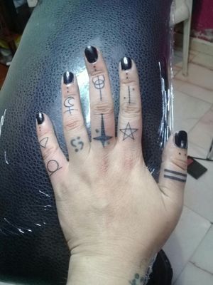tatuajes pequeños en dedos 