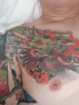 Tatuaje oriental, manga y pecho lado derecho