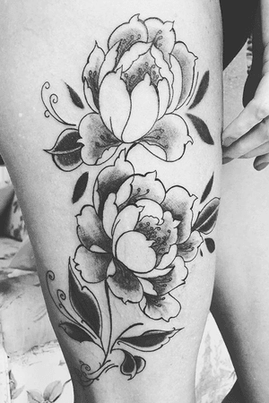 Tatuagem exclusiva na coxa flor peonia 