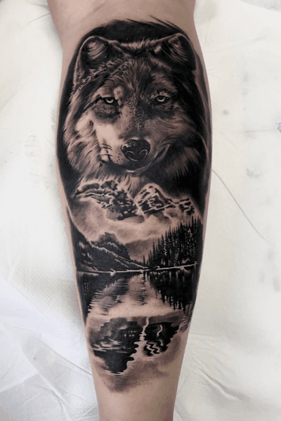 Eseguito presso remedios tattoo, bergamo #wolf#realistictattoo#nature #blackandgrey 