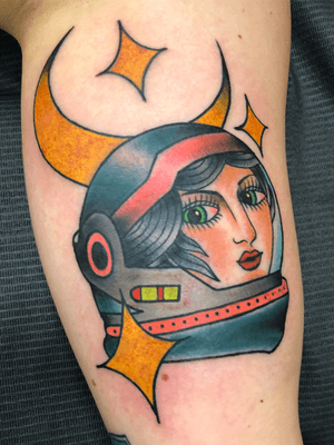 #astronaut #space #moon #color #traditional #girlswithtattoos 