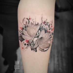 A lotus i designed and tattooed in my own way #tattooart #tattooartist #trashpolkatattoo #BlackworkTattoos #lotusflower #splatter #redandblacktattoo #lotustattoo #forearmtattoo #loganstattoos 