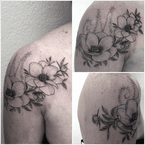 #photooftheday #tattoo #tatouage #flowers #flowertattoo #fleurs #fleurtattoo #petitspoints #dot #dots #dotwork #dotworktattoo #blackandwhitetattoo #lespetitspointsdefanny #tattoolausanne #lausanne 