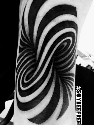 Espiral en 3D, brazo, black work, por:BeE Llalu Tattoois#espiral #3d #tattoo3d #blacktattoo #3defect #tatuajeenelbrazo #tattoo #tattooart #blackworktattoo #bybeellalutattoois en #beefreetattoo
