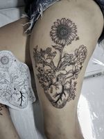 Coração com flores da nossa amiga @melbunese! 😍✍️🌻🌷🌼🍃 Valeu demais pela confiança!!!Faça já seu orçamento! (62) 9 9326.8279#tattoo #ink #blackwork #tattoolife #Tatuadouro #love #inkedgirls #Tatouage #eletricink #igtattoo #fineline #draw #tattooing #tattoo2me #tattooart #instatattoo #tatuajes #blackink #floral #neotraditional #neotradeu #neotraditionaltattoo #jobstopper #flowerstattoo #sunflower #sunflowertattoo #RoseTattoo #tatuagemfeminina 