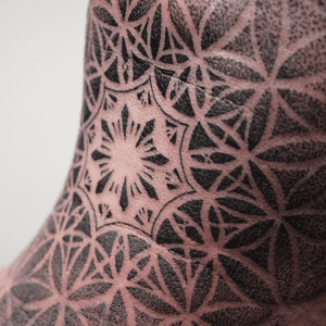 Back of the head close ups 👀📸 Dotwork blackwork geometric mandala pattern