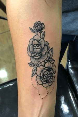 #flores #rosas #tatuagem #tatuagemfeminina #RosasTattoo #inked #ink #tattooartist #tattooart 