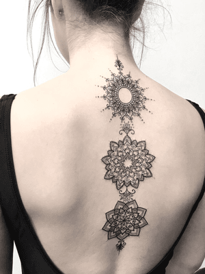 Got to do this triple mandala spine piece last year. Every tattoo i do is designed by myself sobits unique for my trusting clients, if youre interested please ger in touch by dropping me an email to info@heartforart.co.uk #mandala #dotwork Dotwork blackwork geometric mandala pattern