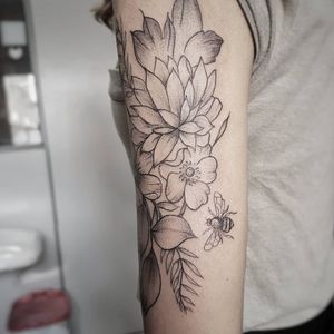 Flores da Stephanie! 😍✍️🌷🌼🍃🌻Faça já seu orçamento! (62) 9 9326.8279#tattoo #ink #blackwork #tattoolife #Tatuadouro #love #inkedgirls #Tatouage #eletricink #igtattoo #fineline #draw #tattooing #tattoo2me #tattooart #instatattoo #tatuajes #blackink #floral  #tatuagemdelicada #tatuagemfeminina #flowerstattoo #traçosfinos #womantattoo #rosestattoo #bee  #beetattoo  #naturetakesover