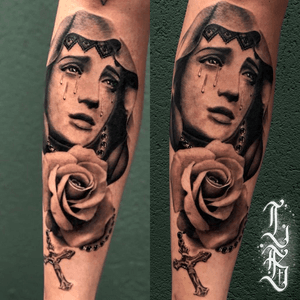 Done by Lex van der Burg@swallowink @iqtattoogroup @balm_tattoo @needlearttattoo @incktattoos #tat #tatt #tattoo #tattoos #tattooart #tattooartist #leg #legtattoo #realistic #realistictattoo #maria #mariatattoo #rose #rosetattoo #tears #teatstattoo #inkee #inkedup #inklife #inklovers #art #bergenopzoom #netherlands