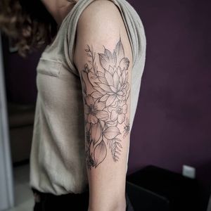Flores da Stephanie! 😍✍️🌷🌼🍃🌻 Faça já seu orçamento! (62) 9 9326.8279 #tattoo #ink #blackwork #tattoolife #Tatuadouro #love #inkedgirls #Tatouage #eletricink #igtattoo #fineline #draw #tattooing #tattoo2me #tattooart #instatattoo #tatuajes #blackink #floral #tatuagemdelicada #tatuagemfeminina #flowerstattoo #traçosfinos #womantattoo #rosestattoo #bee #beetattoo #naturetakesover