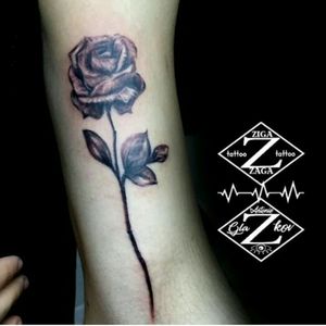 Una #rosa #zigazagatattoo #tattoovilareal