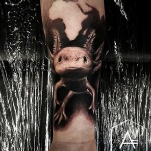 Tatuaje de Yannick Froidevaux #YannickFroidevaux #axolotltattoos #axolotl #animals #nature #wads #wandering fish #oceanlife #oceancreature