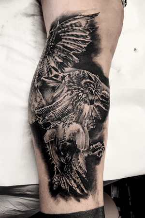Eseguito presso: remedios tattoo, bergamo #owl #owltattoo #realistictattoo #realism #nature 