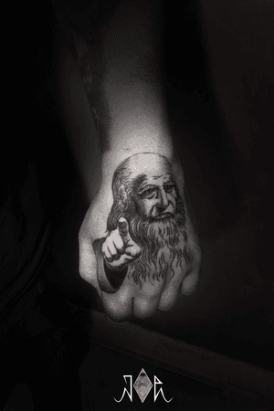 My new tattoo Of my mentor & master Leonardo davinci! Amazing man,the world ever seen! i did It,on my own hand,For see the video,please See in my instagram: @joeart_tattoo #LeonardodaVinci #davinci #DaVinciTattoo #leonardodavincitattoo #Legend #Master #Mentor #Linework #Darkartists #Darkart #beardtattoo 