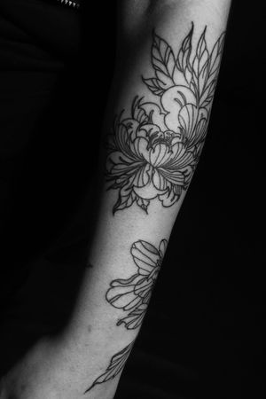 🌺🌺🌺 #neotraditionaltattoo #neotraditional #flower #flowertattoo #lineswork #black #ink #inking #tattoo #tattoogirls #tattooedgirls #inkedgirls #bishop #bishoprotary #inkaddict #inkspiration #tattooing #tattoodo #tattooartist 