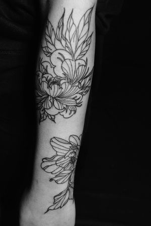 🌼🌺🌼🌺#neotraditionaltattoo #neotraditional #flower #flowertattoo #lineswork #black #ink #inking #tattoo #tattoogirls #tattooedgirls #inkedgirls #bishop #bishoprotary #inkaddict #inkspiration #tattooing #tattoodo #tattooartist 