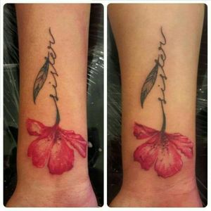 Matching tattoos for sisters 💗🌙#tattoo #tattooedgirls #tattooedsisters #matchingtattoos #sisters #flowers #colortattoo #TattooStudioOcho #Aradisa 
