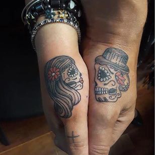 Tatuador desconocido: un par de tatuajes de Niki Dionne y su esposo #tatuajes de parejas # Día de San Valentín #amor #parejas #corazón #tatuajes a juego