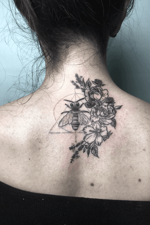 #bee #ink  #dövme #istanbul #tatted  #tattooartist #tattooart  #blackandgrey  #linework #flower  #flowers 