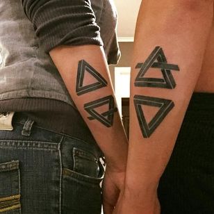 Tatuador desconocido: tatuajes de pareja a juego en Kelly Vermoortele y Alexandre Lopes