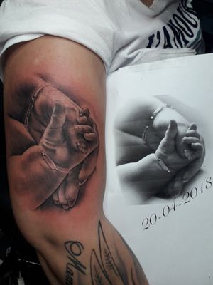 #hands #holdinghands #love #baby #tattooist #tattoo #realism #blackandgreytattoo #hand 