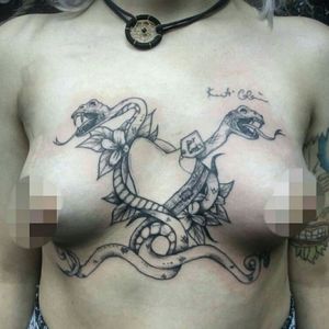 Antes/Después Diseño original del cliente ✨ 💗💗🌙💗💗 #tattoo #tattoodesign #tattooedgirl #underboob #snakes #heart #box #originaldesign #ink #Aradisa #TattooStudioOcho #mexicanartist #mexicantattooartist #MexicoCity 