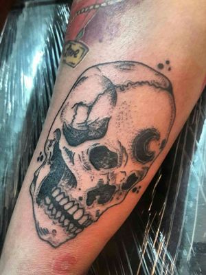 💀💀💀☇#tattoo #tattooedgirl #tattooartist #tattoodesign #skull #moon #mexicantattooartist #MexicoCity #TattooStudioOcho #Aradisa 