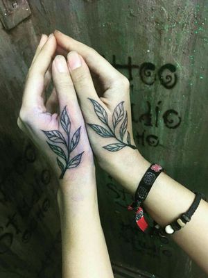 #tattoo #tattooedgirl #ink #leaf #inked #mexicantattooartist #MexicoCity  #design #handtattoo #TattooStuidoOcho #Aradisa