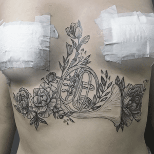 Tattoo done by Veronica Gauri instagram: @gaauri #Tattoo #tattoos #tattooinkspiration #tattoo2us #tattoo2me #tatuagem #tattoocampinas #tattooed #tattooinspiration #campinas #tattooflash #tattooartist #tattoostyle #electricink #electrapop #himym #trompa #floral #underboob #blackwork #peonia #peony #cambui #gaauri