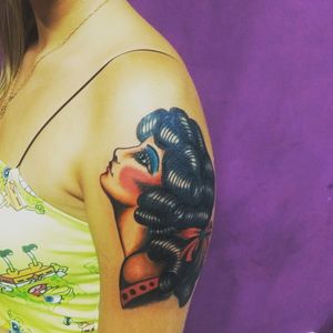 Tattoo tradicional da querida Rosa Maria.#tattooart #traditionaltattoos #traditionaltattoo #traditional #tattoocolors #tattoocolorida