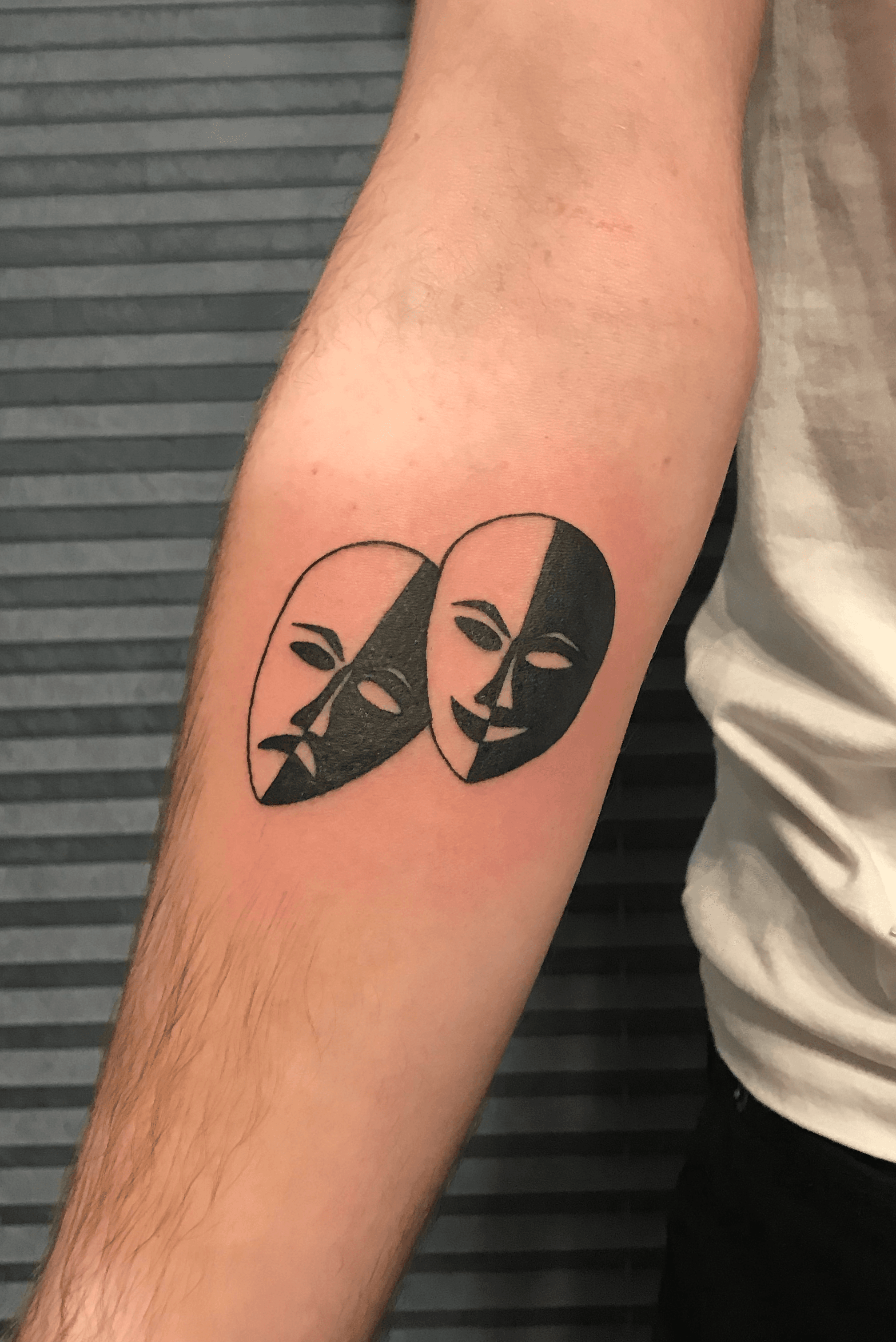 Sluier Succes rand Tattoo uploaded by Dominik syn grzegorza • Masks #Black #mask #masks #happy  #sad #tattoo #ink #inked #polska #gdansk #sopot #gdynia #trojmiasto  #silhouette #minimal • Tattoodo