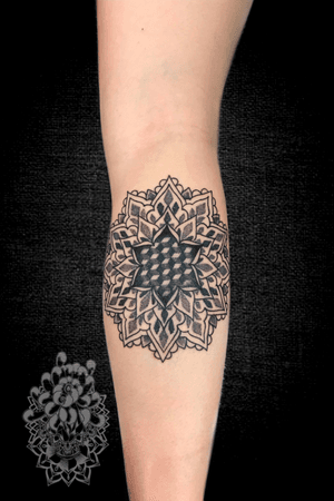 Blackwork calf mandala. #dotwork #blackwork #geometric #tattoo 