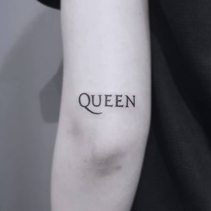 Tatuaje de Hwawol #Hwawol #queentattoos #queen #freddymercurytattoo #freddymercury #bohemianrhapsody #rockandroll #musictattoo #lettering