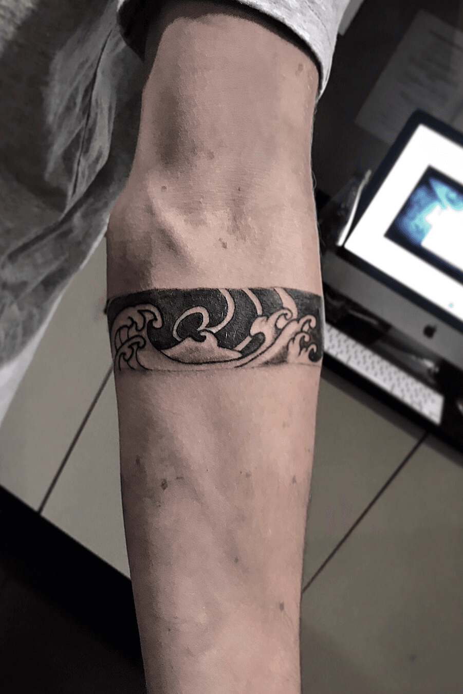 Polynesian arm band wave tattoo by Kaha Kii Arts repinned für Gewinner   jetzt gratis Erfolgsratgeber s  Tribal tattoos Polynesian tattoo Wave  tattoo wrist