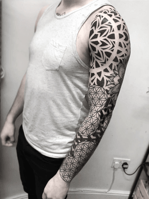 Added the top half to this sleeve to finish it off with the main design sitting on the front of his shoulder. Love smashing in big dots like this🤘🏼Thanks for looking! Blackwork dotwork geometric mandala